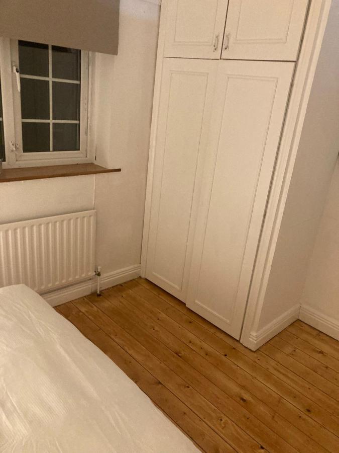Entire Terraced Two Story Redbrick House With Parking In Secluded Cul De Sac Dublin Exterior foto